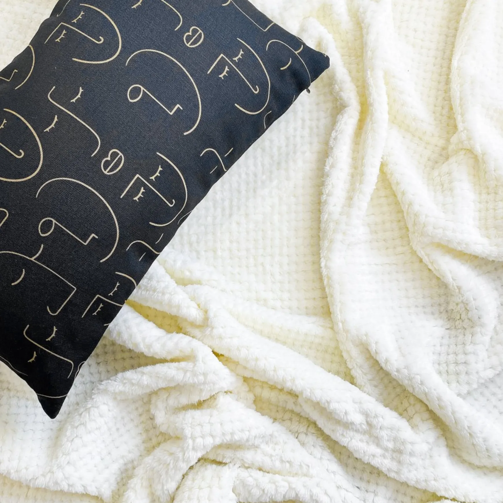 Throws*Agence K Kozy Textured Throw - Cream